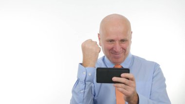 İşadamı Gesticulate mobil finansal iyi haber mutlu okuma