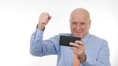 İşadamı Gesticulate mobil finansal iyi haber mutlu okuma