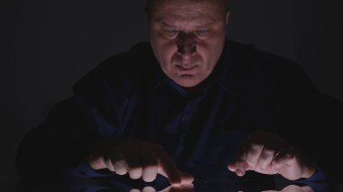 Büyük dokunmatik ekran kullanma işadamı görüntü analiz yazılım bilgileri