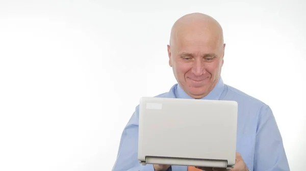 Щасливий Бізнесмен Посмішка Використовуючи Ноутбук Язку — стокове фото