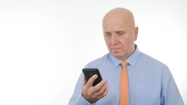 Vertrouwen Zakenman Tekst Met Behulp Van Mobiele Telefoon Draadloze Communicatie — Stockfoto