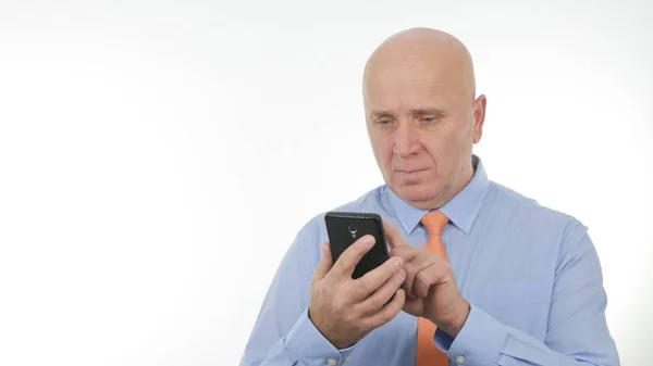 Självsäker Affärsman Text Med Hjälp Mobiltelefon Trådlös Kommunikation — Stockfoto