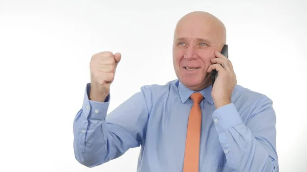 Glücklicher Geschäftsmann Der Mit Dem Handy Spricht Macht Enthusiastische Handgesten — Stockfoto