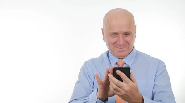 Glad Näringsidkare Leende Och Text Mobiltelefon — Stockfoto