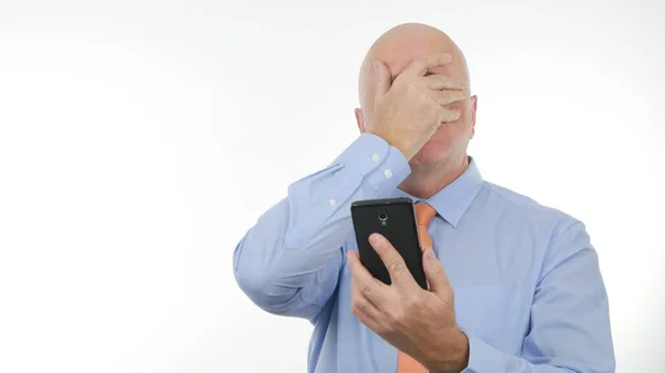 Csalódott Üzletember Olvasó Mobiltelefon Rossz Hír Hogy Ideges Kézmozdulatok — Stock Fotó