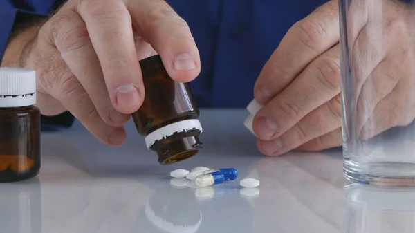 Homem Sofredor Tomando Medicamentos Selecione Pílulas Superfície Vidro Mesa — Fotografia de Stock