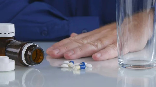 Homem Sofredor Tomando Medicamentos Selecione Pílulas Superfície Vidro Mesa — Fotografia de Stock