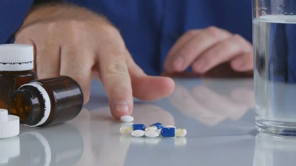 Hombre Que Sufre Tomar Medicamentos Seleccione Las Píldoras Superficie Vidrio — Foto de Stock