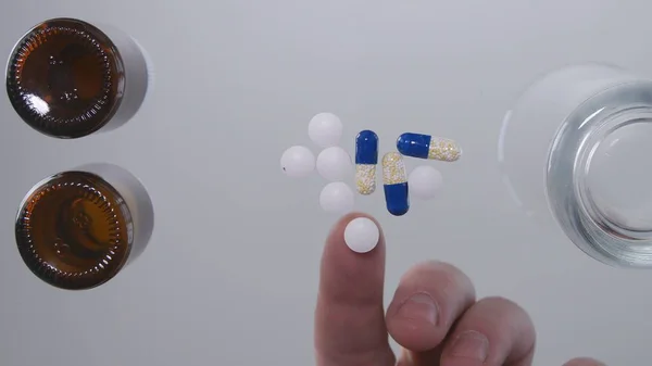Homem Sofredor Tomando Medicamentos Selecione Pílulas Superfície Vidro Mesa — Fotografia de Stock