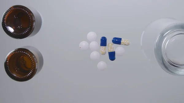 Píldoras Los Receptores Médicos Vaso Con Agua Superficie Mesa — Foto de Stock