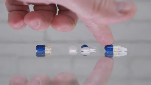 Hombre Que Sufre Tomar Medicamentos Seleccione Las Píldoras Superficie Vidrio —  Fotos de Stock