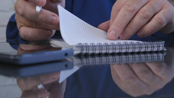 Empresario Oficina Usando Libro Bolsillo Para Escribir Información —  Fotos de Stock