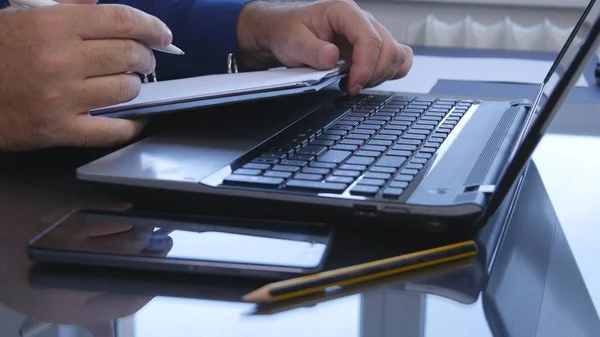 Empresário Escreva Documentos Papel Sobre Teclado Laptop — Fotografia de Stock