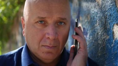 Ciddi adamın yanında bir telefon görüşmesi başlatmak için bir boyalı duvar deneyin