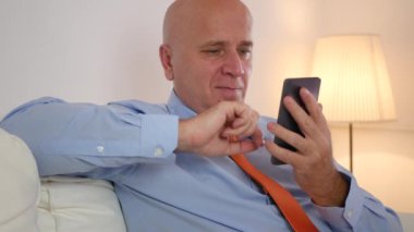 Mutlu ve rahat gülümseyen cep telefonu kullanarak işadamı metin