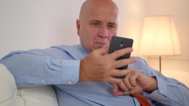 Hayal kırıklığına işadamı cep telefonu ve olun gergin hareketleri kötü haberleri okuyun