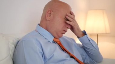 Yorgun işadamının oturmak rahat kanepe ve değişiklik Tv kanalı kullanılarak uzaktan