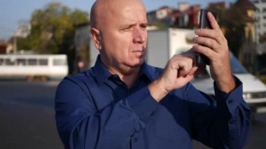 İşadamı resmi kullanarak bir cep telefonu uygulaması sokakta memnun