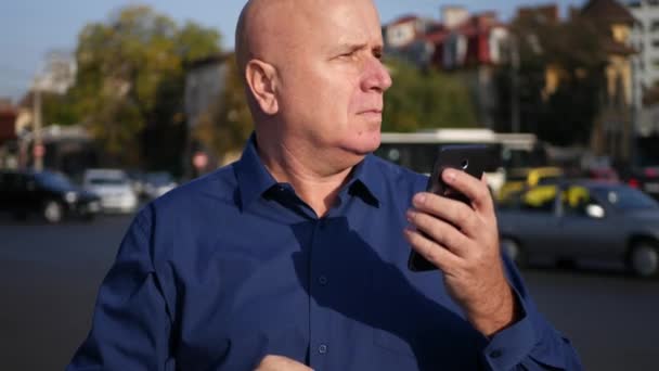 Homme Affaires Utilisez Application Mobile Recherche Problèmes Après Emplacement — Video