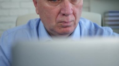 İşadamı açılış Laptop ekran ile çekim kapatın ve çalışmaya başla