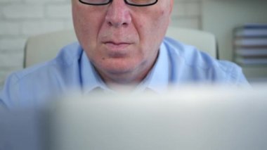 Laptop ve belgeleri çalışma işadamı ile çekim kapatın