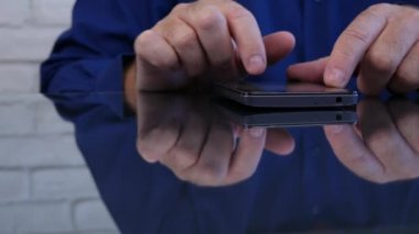 İşadamı görüntü cep telefonu kablosuz bağlantı kullanarak metin