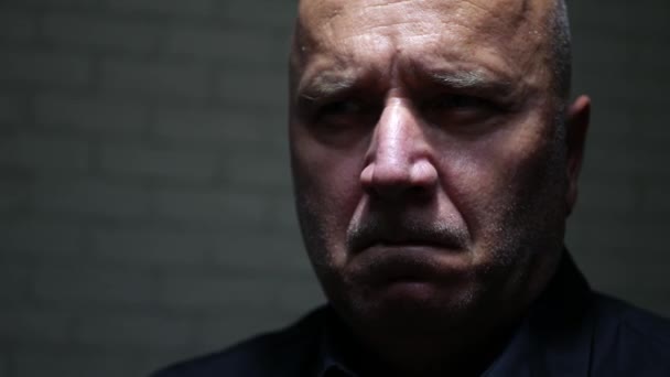 Retrato Homem Perturbado Lugar Escuro Com Uma Expressão Facial Nervosa — Vídeo de Stock