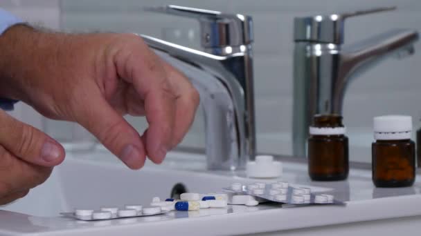 Primer Plano Hombre Manos Tomando Píldoras Médicas Baño — Vídeo de stock