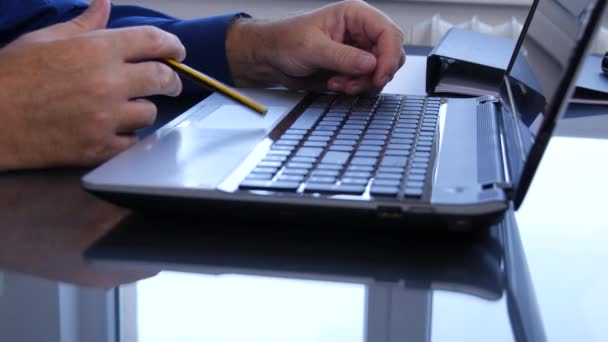 Man Handen Spelen Nerveus Met Een Potlood Laptop Toetsenbord — Stockvideo