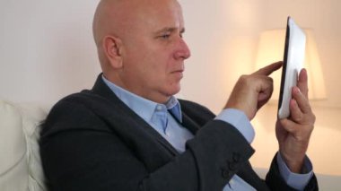 İşadamı elektronik Tablet Kablosuz iletişim kullanarak bir iş yönetme