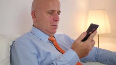 Smartphone kullanarak telefon görüşmesi işadamı ile iç ateş