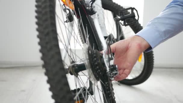 维修专家检查自行车良好的功能轮胎和速度机制 — 图库视频影像