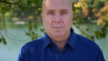 Dış ile mutlu kişi çekim gülümseyen memnun