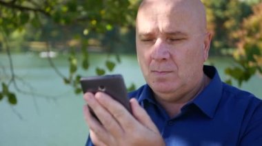 Dış bir adam Park sokak üzerinde bir telefon görüşmesi ile çekim