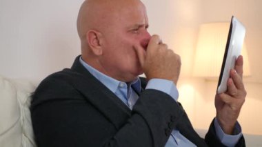 Hayal kırıklığına işadamı Tablet ekran kötü haberleri okuyun ve üzgün Gesticulate