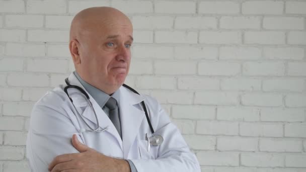 Mouvement Lent Avec Docteur Amical Hochant Tête Faisant Pas Signe — Video