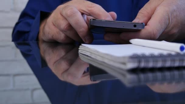 Close Van Zakenman Handen Tekst Met Behulp Van Mobiele Telefoon — Stockvideo