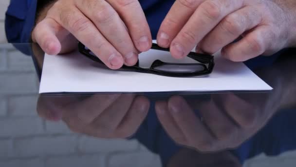 Mãos Empresário Tirando Óculos Mesa Para Ler Documento — Vídeo de Stock