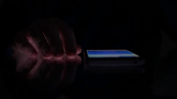 Şadamı Bir Cep Telefonu Yakınındaki Masada Parmaklarıyla Sinirli Hareketler Yapmak — Stok video