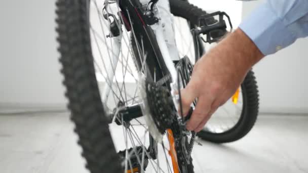 Hombre Que Gira Rueda Bicicleta Mecanismo Cadena Velocidad Control — Vídeo de stock