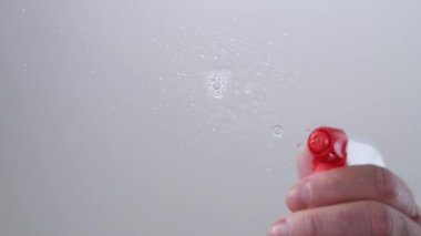 Adam El Al hapları tablodan ve temiz cam yüzey temizleme işlemi kullanarak ve çözüm