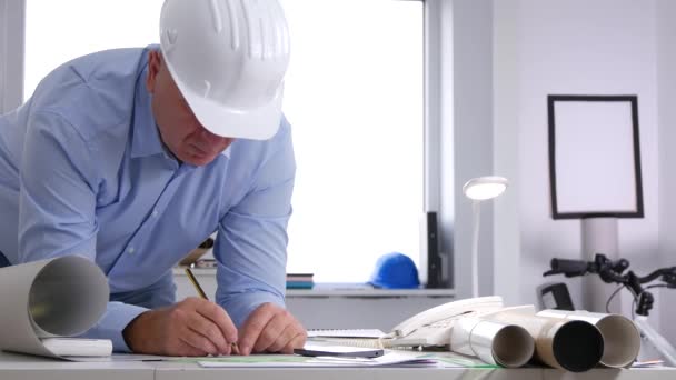 Beschäftigter Ingenieur Büro Schreibt Mit Bleistift Und Macht Berechnungen — Stockvideo