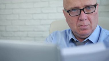 Belge Office Laptop bilgilerle karşılaştırarak işadamı meşgul