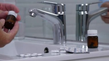 Acı adam Pot lavaboya çok fazla hap ilaç alıcı