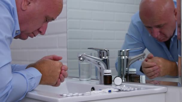 Homem Sala Banheiros Sofrendo Sentindo Doente Pense Tomar Algumas Drogas — Vídeo de Stock