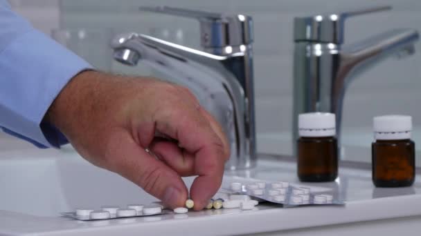 Изображение Руки Человека Ванной Комнате Выбор Принятие Цветных Таблеток — стоковое видео