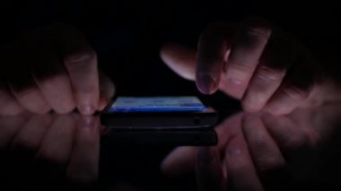 Adam tarama cep telefonu Internet bilgi içinde karanlık eller