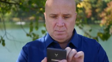 Cep telefonu kullanarak ve kamera için kendine güvenen arıyor işadamı resim metni