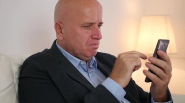 Ofis oda okuma işadamı bir cep telefonu mesajı hayal kırıklığına