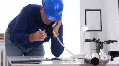 Telefon ve iyi iş işareti yapmak giyen kask iç Office Talk mühendisi